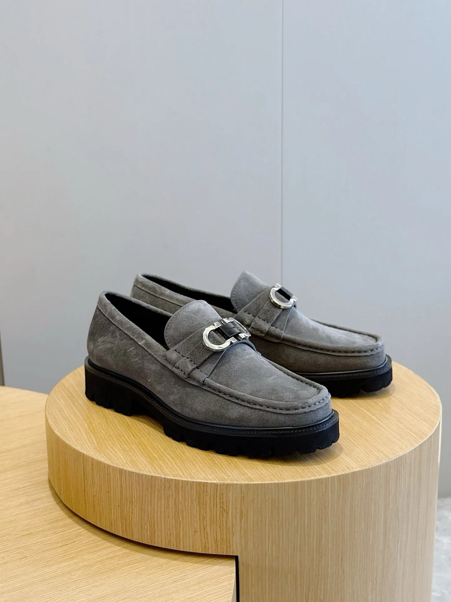[Ferragamo] Top P: 760💰 Number of yards: 39~44 (38.45. Customized, non-returnable) Ferragamo men's leather derby shoes. The new derby shoes are light in texture and cool in style. They adopt exquisite eyelet uppers and novelly define urban trends. Made of brushed cowhide, it has a plump and rounded toe box and is decorated with delicate wingtip decorative details. Imported cowhide + cowhide lining.